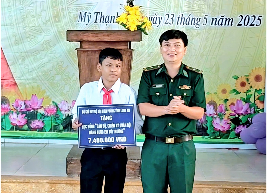 Đồn Biên phòng Mỹ Thạnh Tây trao học bổng cho em Lâm Văn Ca, học sinh lớp 7A, Trường THCS Mỹ Thạnh Tây Đồn Biên phòng Mỹ Thạnh Tây trao học bổng cho em Lâm Văn Ca, học sinh lớp 7A, Trường THCS Mỹ Thạnh Tây