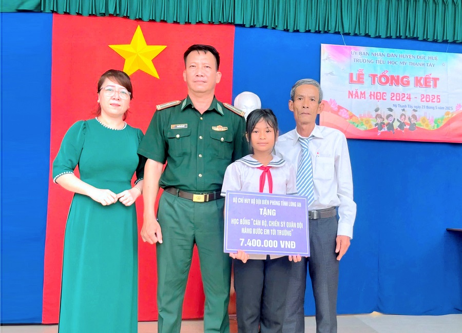 Trao học bổng cho học sinh trong dự án “Cán bộ, chiến sĩ Quân đội nâng bước em tới trường”