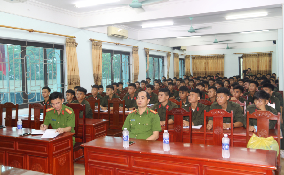 Các đại biểu và học viên dự tại lễ khai giảng khoá huấn luyện cơ bản về kĩ năng, nghiệp vụ chữa cháy và CNCH cho CBCS nghĩa vụ mới