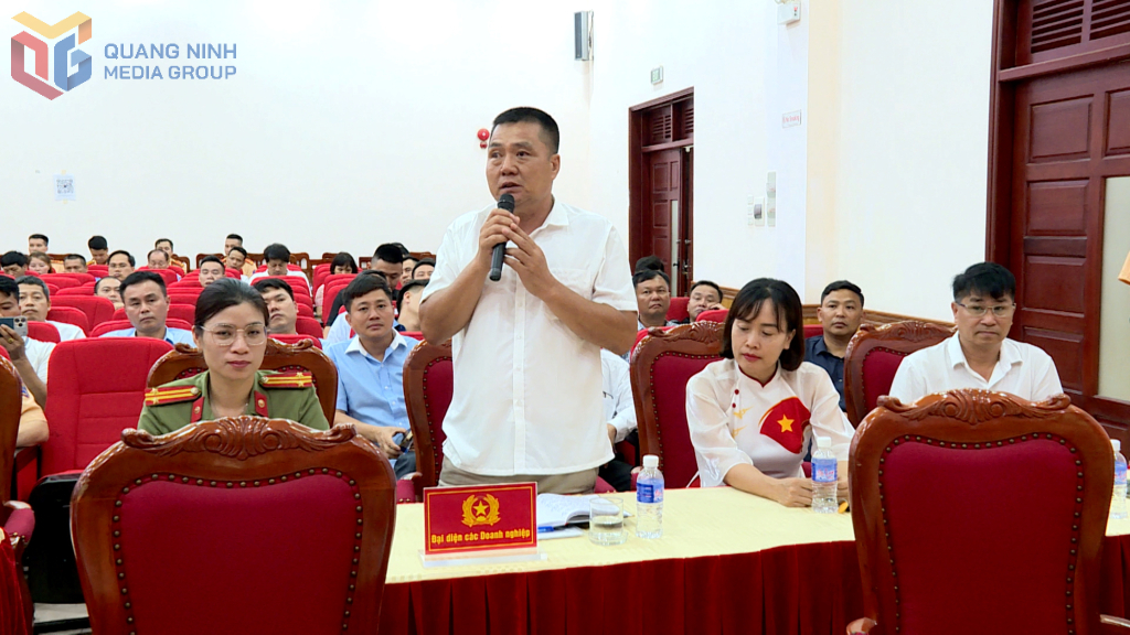 Đại diện Chi hội tàu Du lịch Hạ Long kiến nghị cần bổ sung phao tiêu, báo hiệu tránh xung đột giữa tàu du lịch và các tàu lưu thông trên luồng quốc gia ở Vịnh Hạ Long. Đại diện Chi hội tàu Du lịch Hạ Long kiến nghị cần bổ sung phao tiêu, báo hiệu tránh xung đột giữa tàu du lịch và các tàu lưu thông trên luồng quốc gia ở Vịnh Hạ Long.