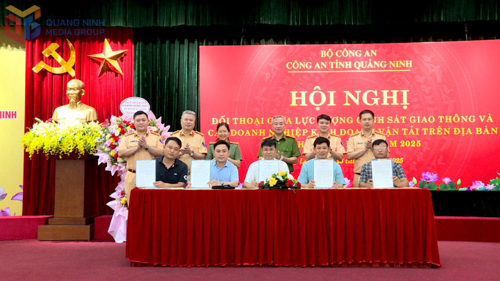Đại diện các doanh nghiệp kinh doanh vận tải ký cam kết chấp hành nghiêm các quy định pháp luật về TTATGT.QMG Đại diện các doanh nghiệp kinh doanh vận tải ký cam kết chấp hành nghiêm các quy định pháp luật về TTATGT.QMG