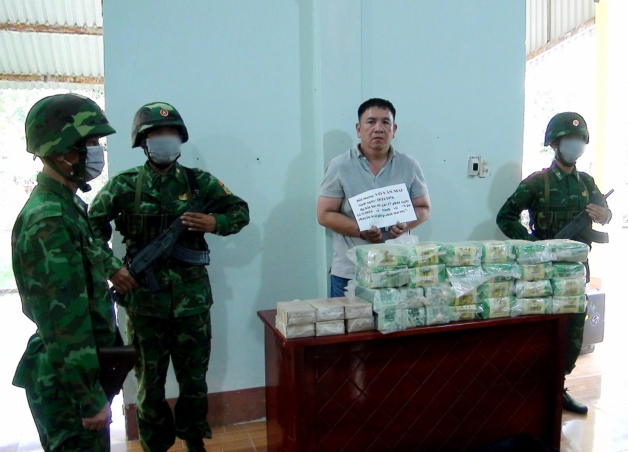 Đối tượng vận chuyển 26 kg ma túy tổng hợp và 12 bánh Heroin bị BĐBP Long An phối hợp các lực lượng phá án bắt giữ trong Chuyên án A3-1124.2p