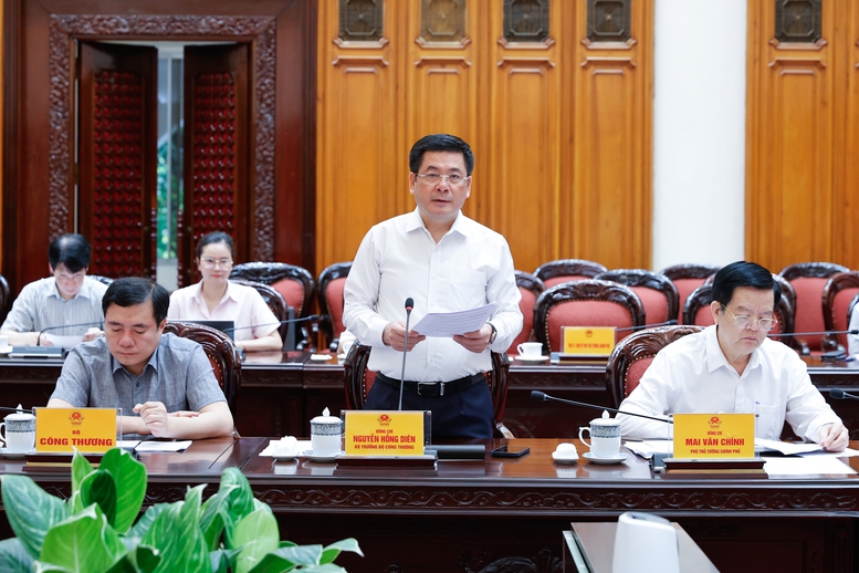 Bộ trưởng Bộ Công Thương Nguyễn Hồng Diên – Trưởng Đoàn đàm phán báo cáo tại cuộc họp - Ảnh: VGP/Nhật Bắc Bộ trưởng Bộ Công Thương Nguyễn Hồng Diên – Trưởng Đoàn đàm phán báo cáo tại cuộc họp - Ảnh: VGP/Nhật Bắc