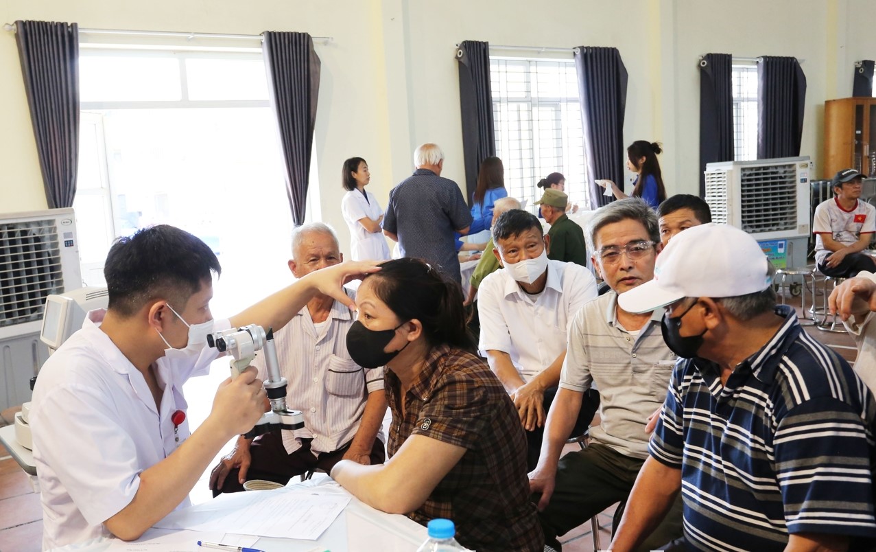 Hoạt động khám bệnh, cấp thuốc miễn phí cho người dân có hoàn cảnh khó khăn xã Thái Bảo.