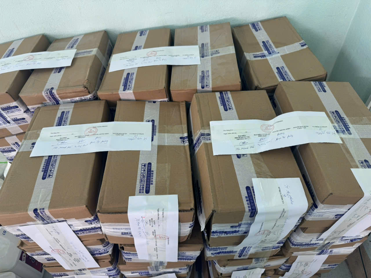 Lô hàng hóa vi phạm bị lực lượng chức năng Lào Cai thu giữ Lô hàng hóa vi phạm bị lực lượng chức năng Lào Cai thu giữ