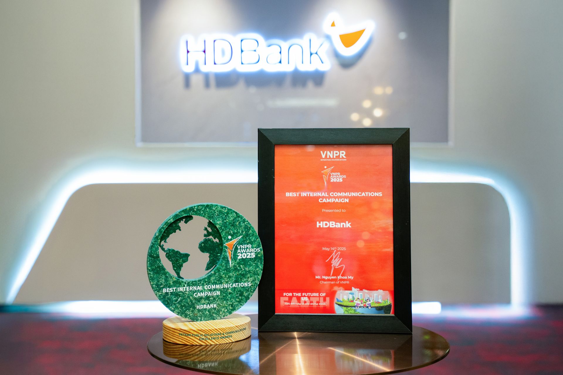 Chiến dịch truyền thông nội bộ “Hành trình bay vào tương lai” giúp HDBank được vinh danh tại VNPR Awards 2025 Chiến dịch truyền thông nội bộ “Hành trình bay vào tương lai” giúp HDBank được vinh danh tại VNPR Awards 2025