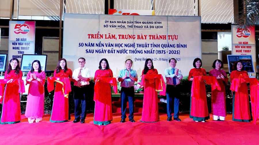 Các đại biểu cắt băng khai mạc triển lãm. Các đại biểu cắt băng khai mạc triển lãm.