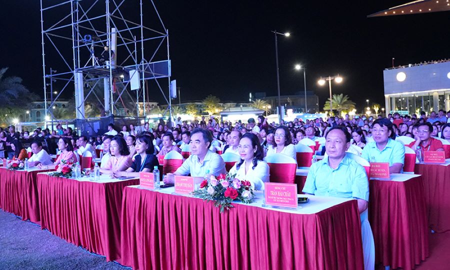 Các đại biểu tham dự chương trình.