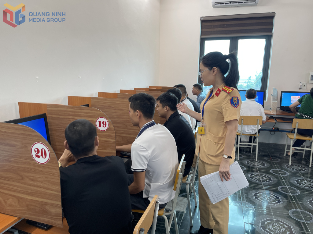 Cán bộ CSGT kiểm tra phương tiện trước khi các thí sinh bước vào phần thực hành.