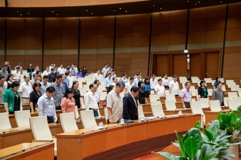 Trước khi bắt đầu chương trình, Tổng Bí thư Tô Lâm, Thủ tướng Chính phủ Phạm Minh Chính cùng các đại biểu Quốc hội dành phút mặc niệm nguyên Chủ tịch nước Trần Đức Lương. Trước khi bắt đầu chương trình, Tổng Bí thư Tô Lâm, Thủ tướng Chính phủ Phạm Minh Chính cùng các đại biểu Quốc hội dành phút mặc niệm nguyên Chủ tịch nước Trần Đức Lương.