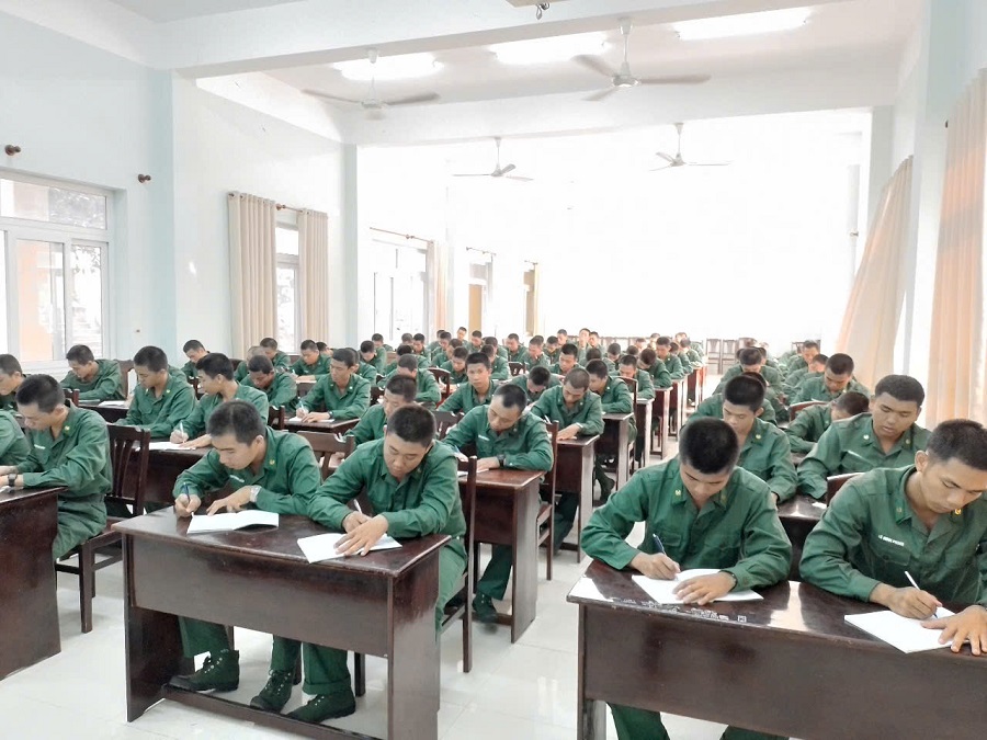 Buổi học tập giáo dục chính trị tại đơn vị Buổi học tập giáo dục chính trị tại đơn vị
