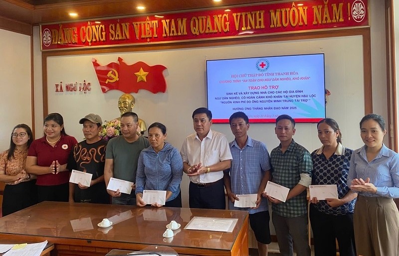 Hội CTĐ trao hỗ trợ cho ngư dân xã Ngư Lộc.