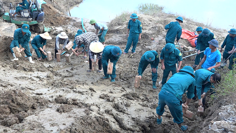 Các lực lượng tham gia khắc phục sự cố lồng mang cống Nổ Thôn đê tả sông Mã, xã Vĩnh An. Các lực lượng tham gia khắc phục sự cố lồng mang cống Nổ Thôn đê tả sông Mã, xã Vĩnh An.