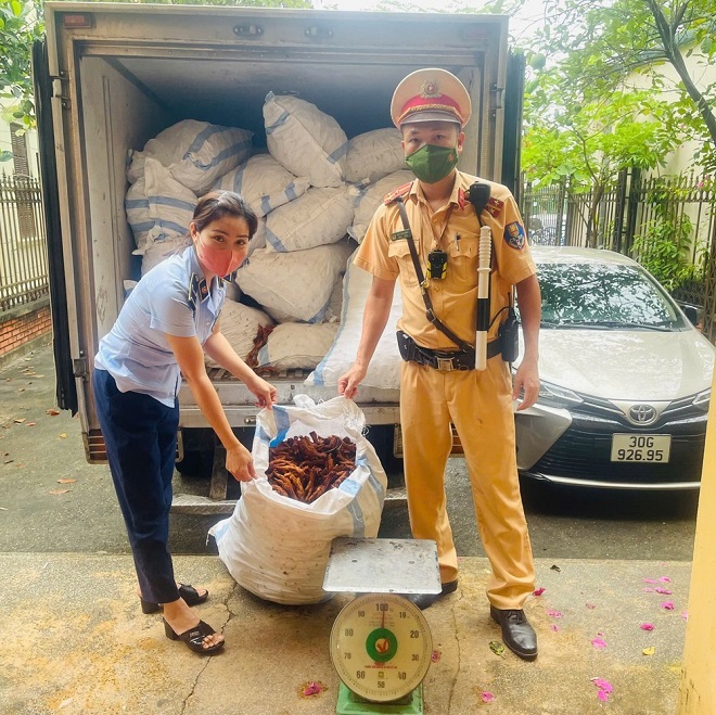 Phát hiện 1,4 tấn chân gà chiên không rõ nguồn gốc tại Hà Nội