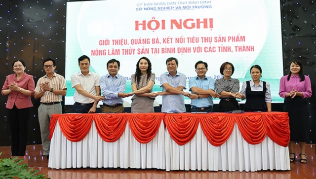 Các đại biểu bày tỏ sự quyết tâm sau Lễ Ký kết Biên bản ghi nhớ phối hợp xúc tiến thương mại, tiêu thụ sản phẩm N-L-TS. Ảnh: BTC Các đại biểu bày tỏ sự quyết tâm sau Lễ Ký kết Biên bản ghi nhớ phối hợp xúc tiến thương mại, tiêu thụ sản phẩm N-L-TS. Ảnh: BTC