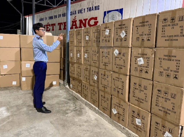 Cận cảnh lô hàng vi phạm. Ảnh: N-X-Hảo Cận cảnh lô hàng vi phạm. Ảnh: N-X-Hảo