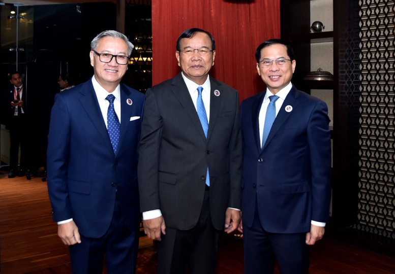 Ph&oacute; Thủ tướng B&ugrave;i Thanh Sơn gặp, l&agrave;m việc với Ph&oacute; Thủ tướng, Bộ trưởng Ngoại giao v&agrave; Hợp t&aacute;c quốc tế Campuchia Prak Sokhonn v&agrave; Bộ trưởng Ngoại giao L&agrave;o Thongsavanh Phomvihane.