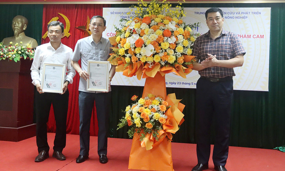 Đại diện lãnh đạo Sở Khoa học và Công nghệ tỉnh Bắc Giang trao giấy chứng nhận cho UBND huyện Lục Ngạn. Đại diện lãnh đạo Sở Khoa học và Công nghệ tỉnh Bắc Giang trao giấy chứng nhận cho UBND huyện Lục Ngạn.