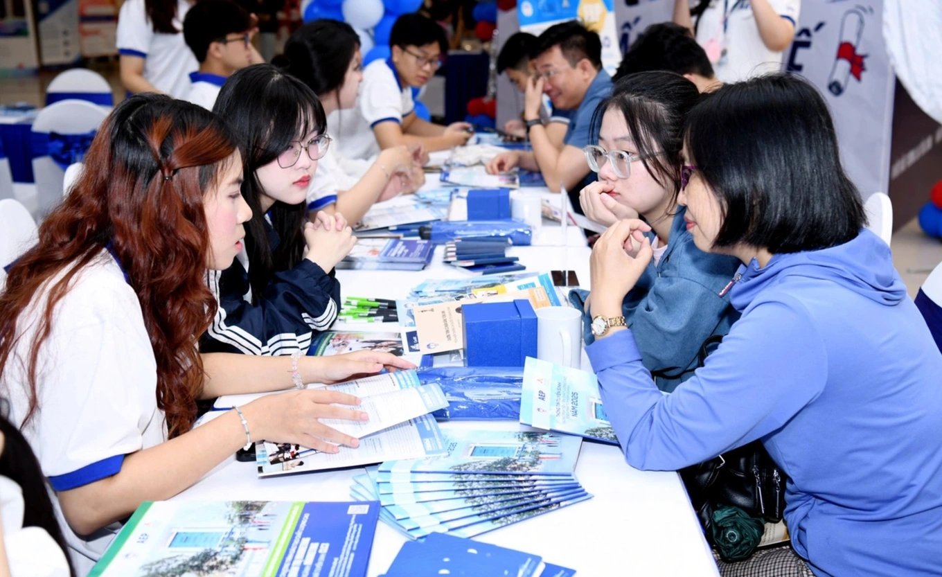 Nhiều phụ huynh, học sinh đặt câu hỏi liên quan đến tuyển sinh năm nay (Ảnh: Tuấn Anh). Nhiều phụ huynh, học sinh đặt câu hỏi liên quan đến tuyển sinh năm nay (Ảnh: Tuấn Anh).