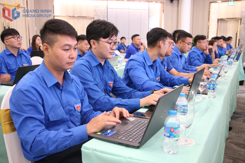 ĐVTN thực hành kỹ năng sử dụng ứng dụng AI. ĐVTN thực hành kỹ năng sử dụng ứng dụng AI.