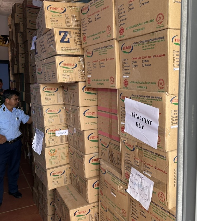 Thu giữ gần 12.000 lon sữa bột không rõ nguồn gốc xuất xứ