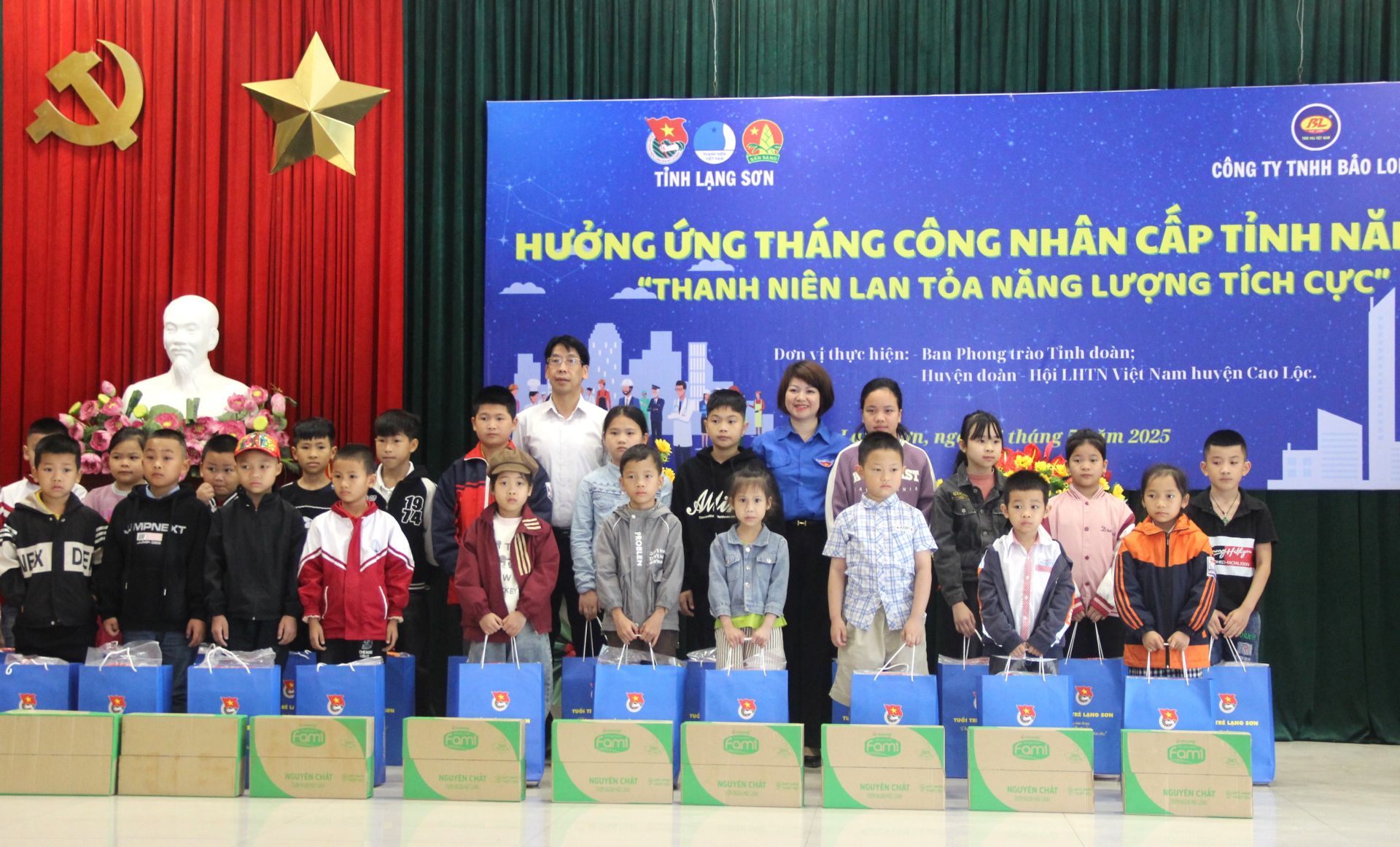 Ban Tổ chức tặng 30 suất quà an sinh cho các em thiếu nhi là con em thanh niên công nhân có hoàn cảnh khó khăn tại chương trình