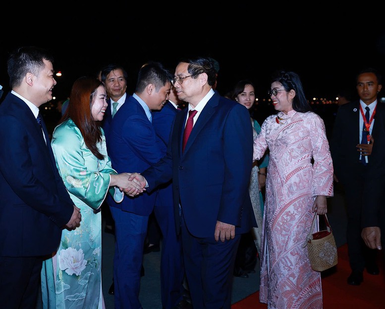 Thủ tướng Chính phủ Phạm Minh Chính và Phu nhân cùng Đoàn đại biểu Việt Nam tới Thủ đô Kuala Lumpur, bắt đầu thăm chính thức Malaysia và tham dự Hội nghị Cấp cao ASEAN lần thứ 46 - Ảnh: VGP/Nhật Bắc