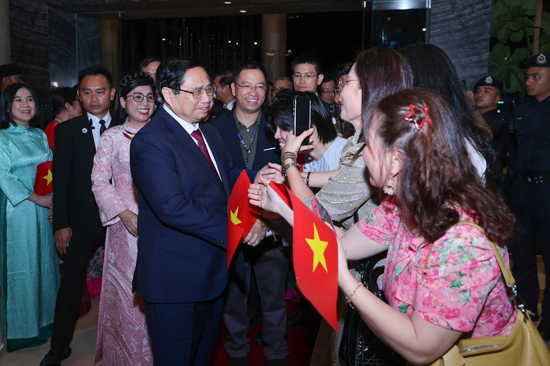 Cộng đồng người Việt Nam tại Malaysia chào đón Thủ tướng Phạm Minh Chính, Phu nhân cùng đoàn công tác - Ảnh: VGP/Nhật Bắc