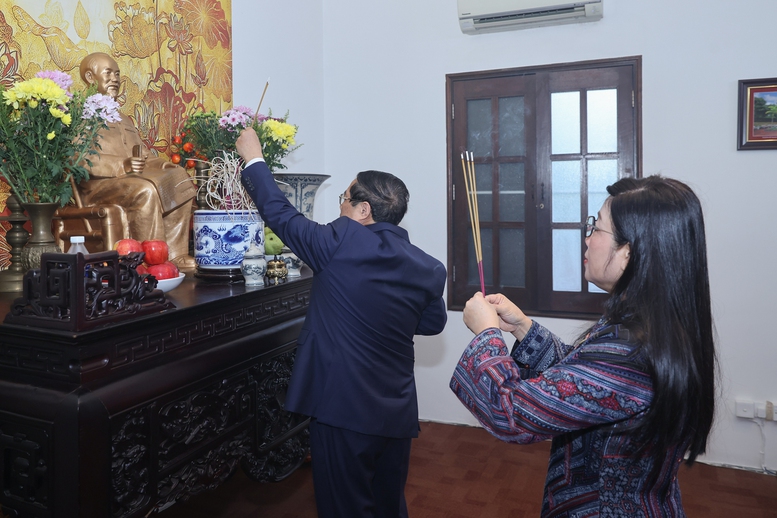 Thủ tướng và Phu nhân dâng hương, dâng hoa Chủ tịch Hồ Chí Minh tại Đại sứ quan Việt Nam tại Malaysia - Ảnh: VGP/Nhật Bắc Thủ tướng và Phu nhân dâng hương, dâng hoa Chủ tịch Hồ Chí Minh tại Đại sứ quan Việt Nam tại Malaysia - Ảnh: VGP/Nhật Bắc