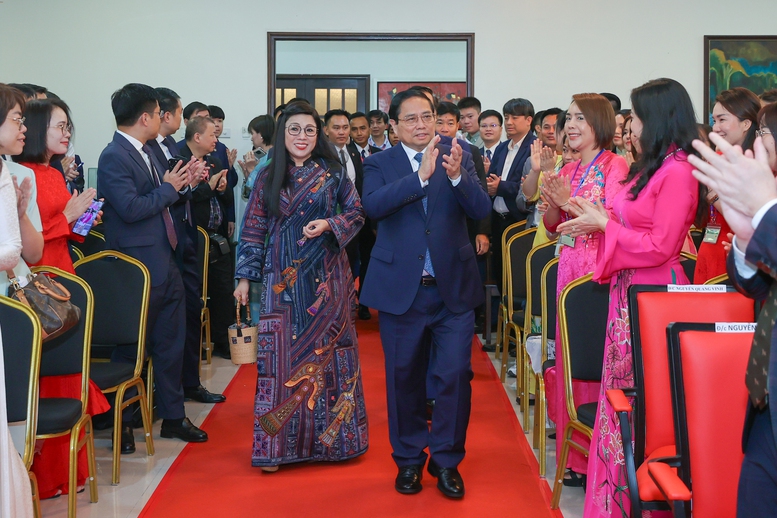 Thủ tướng và Phu nhân, cùng Đoàn đại biểu cấp cao thăm, gặp gỡ cán bộ, nhân viên Đại sứ quán và cộng đồng người Việt Nam tại Malaysia - Ảnh: VGP/Nhật Bắc Thủ tướng và Phu nhân, cùng Đoàn đại biểu cấp cao thăm, gặp gỡ cán bộ, nhân viên Đại sứ quán và cộng đồng người Việt Nam tại Malaysia - Ảnh: VGP/Nhật Bắc