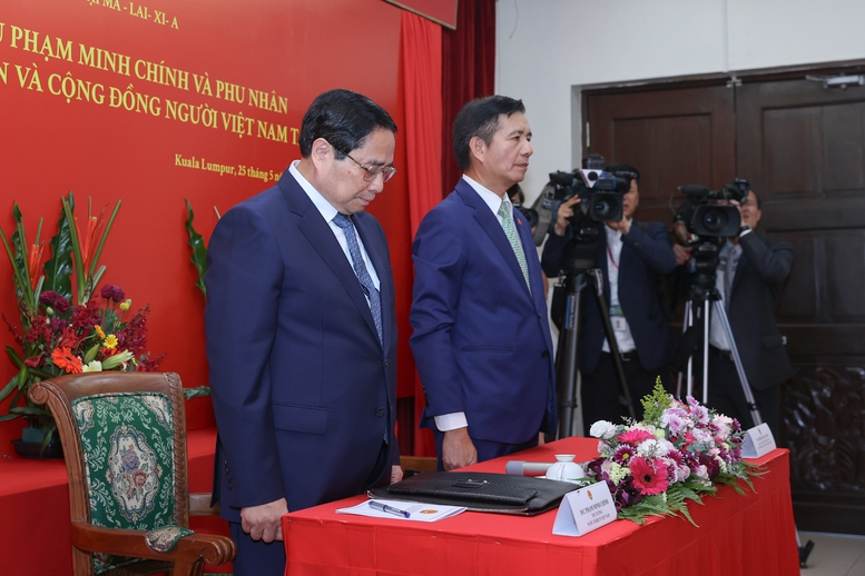 Thủ tướng và Phu nhân, cùng các đại biểu dành phút mặc niệm tưởng nhớ đồng chí Trần Đức Lương, nguyên Ủy viên Thường vụ Bộ Chính trị, nguyên Chủ tịch nước CHXHCN Việt Nam. - Ảnh: VGP/Nhật Bắc Thủ tướng và Phu nhân, cùng các đại biểu dành phút mặc niệm tưởng nhớ đồng chí Trần Đức Lương, nguyên Ủy viên Thường vụ Bộ Chính trị, nguyên Chủ tịch nước CHXHCN Việt Nam. - Ảnh: VGP/Nhật Bắc