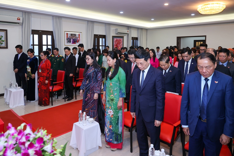 Thủ tướng và Phu nhân, cùng các đại biểu dành phút mặc niệm tưởng nhớ đồng chí Trần Đức Lương, nguyên Ủy viên Thường vụ Bộ Chính trị, nguyên Chủ tịch nước CHXHCN Việt Nam. - Ảnh: VGP/Nhật Bắc Thủ tướng và Phu nhân, cùng các đại biểu dành phút mặc niệm tưởng nhớ đồng chí Trần Đức Lương, nguyên Ủy viên Thường vụ Bộ Chính trị, nguyên Chủ tịch nước CHXHCN Việt Nam. - Ảnh: VGP/Nhật Bắc