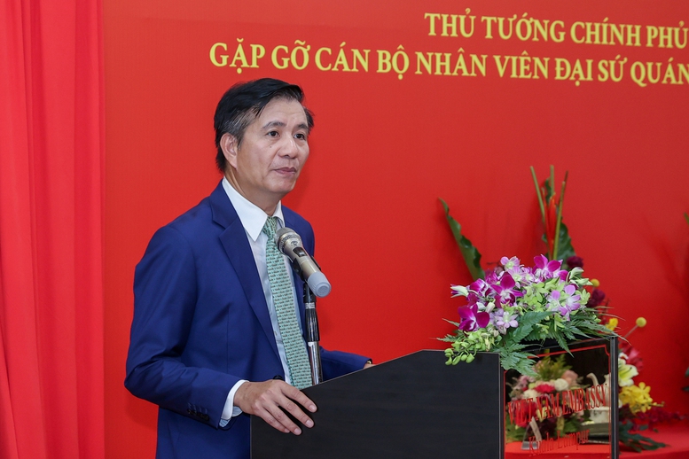 Đại sứ Việt Nam tại Malaysia Đinh Ngọc Linh cho biết, cộng đồng người Việt Nam tại Malaysia tuy mới hình thành, nhưng đoàn kết, chịu khó làm ăn; nhiều bà con đã vượt qua khó khăn, kinh doanh phát đạt, nhiều doanh nhân, trí thức người Việt đã đạt được thành công - Ảnh: VGP/Nhật Bắc Đại sứ Việt Nam tại Malaysia Đinh Ngọc Linh cho biết, cộng đồng người Việt Nam tại Malaysia tuy mới hình thành, nhưng đoàn kết, chịu khó làm ăn; nhiều bà con đã vượt qua khó khăn, kinh doanh phát đạt, nhiều doanh nhân, trí thức người Việt đã đạt được thành công - Ảnh: VGP/Nhật Bắc