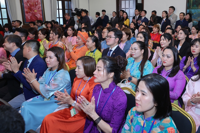 Kiều bào bày tỏ vui mừng, tự hào trước sự lãnh đạo, chỉ đạo sáng suốt, quyết liệt của Đảng và Nhà nước, đất nước đang vươn mình phát triển mạnh mẽ, đạt những thành tựu nổi bật thời gian qua và đang chuẩn bị sẵn sàng bước vào kỷ nguyên mới - Ảnh: VGP/Nhật Bắc Kiều bào bày tỏ vui mừng, tự hào trước sự lãnh đạo, chỉ đạo sáng suốt, quyết liệt của Đảng và Nhà nước, đất nước đang vươn mình phát triển mạnh mẽ, đạt những thành tựu nổi bật thời gian qua và đang chuẩn bị sẵn sàng bước vào kỷ nguyên mới - Ảnh: VGP/Nhật Bắc