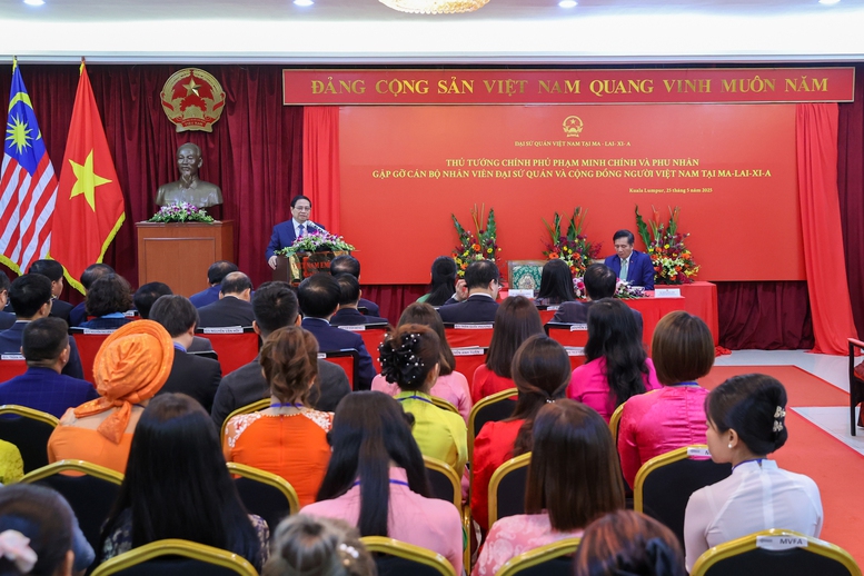 Thủ tướng biểu dương những nỗ lực của tập thể cán bộ, nhân viên Đại sứ quán đã khắc phục khó khăn, hoàn thành tốt các nhiệm vụ được giao phó; đề nghị tiếp tục quan tâm, làm tốt hơn nữa công tác người Việt Nam ở nước ngoài. Đại sứ quán và cộng đồng phải là điểm tựa cho đồng bào xa xứ, nhất là trong những lúc khó khăn, hoạn nạn. - Ảnh: VGP/Nhật Bắc Thủ tướng biểu dương những nỗ lực của tập thể cán bộ, nhân viên Đại sứ quán đã khắc phục khó khăn, hoàn thành tốt các nhiệm vụ được giao phó; đề nghị tiếp tục quan tâm, làm tốt hơn nữa công tác người Việt Nam ở nước ngoài. Đại sứ quán và cộng đồng phải là điểm tựa cho đồng bào xa xứ, nhất là trong những lúc khó khăn, hoạn nạn. - Ảnh: VGP/Nhật Bắc