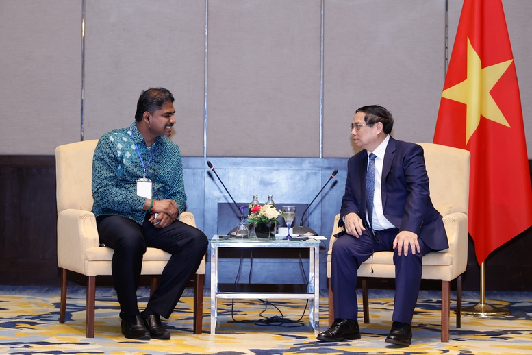 Thủ tướng Phạm Minh Chính và ông Nivas Ragavan, Chủ tịch Phòng Thương mại và Công nghiệp Ấn Độ Kuala Lumpur và Selangor ((KLSICCI) - Ảnh: VGP/Nhật Bắc
