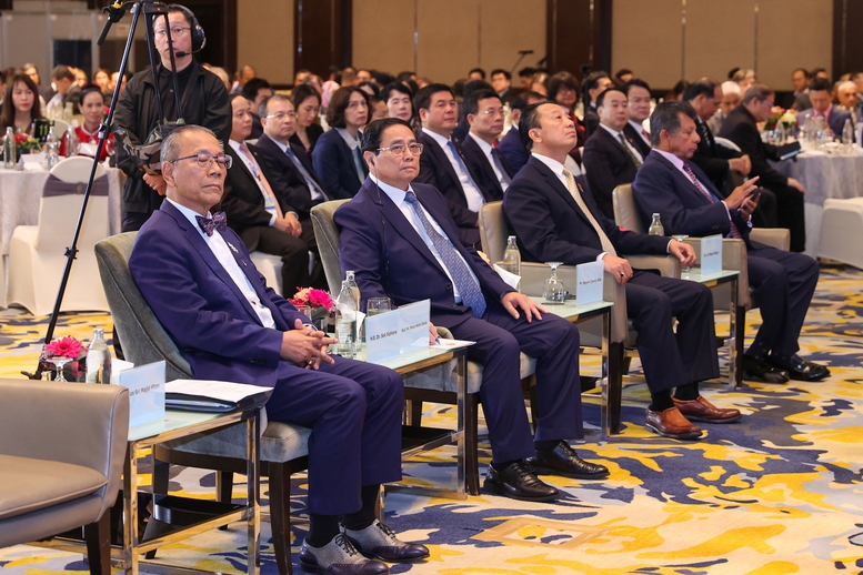 Thủ tướng khẳng định Việt Nam cam kết bảo đảm quyền tài sản, quyền tự do kinh doanh, tiếp cận bình đẳng các nguồn lực của các doanh nghiệp, nhà đầu tư, bảo đảm các quyền lợi và lợi ích chính đáng, hợp pháp của các nhà đầu tư; không hình sự hóa các quan hệ dân sự - kinh tế, ưu tiên biện pháp kinh tế trong xử lý các vụ việc - Ảnh: VGP/Nhật Bắc Thủ tướng khẳng định Việt Nam cam kết bảo đảm quyền tài sản, quyền tự do kinh doanh, tiếp cận bình đẳng các nguồn lực của các doanh nghiệp, nhà đầu tư, bảo đảm các quyền lợi và lợi ích chính đáng, hợp pháp của các nhà đầu tư; không hình sự hóa các quan hệ dân sự - kinh tế, ưu tiên biện pháp kinh tế trong xử lý các vụ việc - Ảnh: VGP/Nhật Bắc