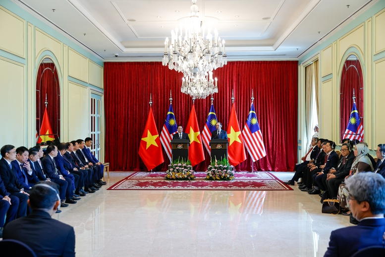 Thủ tướng Phạm Minh Chính và Thủ tướng Malaysia Anwar Ibrahim chủ trì họp báo - Ảnh: VGP/Nhật Bắc Thủ tướng Phạm Minh Chính và Thủ tướng Malaysia Anwar Ibrahim chủ trì họp báo - Ảnh: VGP/Nhật Bắc