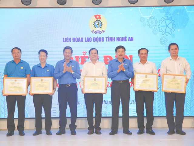 Lãnh đạo Tổng Liên đoàn Lao động Việt Nam và Liên đoàn Lao động tỉnh Nghệ An trao Bằng khen Liên đoàn Lao động tỉnh cho 5 tập thể có thành tích trong phong trào lao động sáng tạo. Lãnh đạo Tổng Liên đoàn Lao động Việt Nam và Liên đoàn Lao động tỉnh Nghệ An trao Bằng khen Liên đoàn Lao động tỉnh cho 5 tập thể có thành tích trong phong trào lao động sáng tạo.