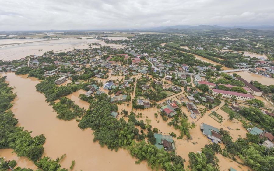Theo người dân địa phương, đây là trận lũ bất thường xảy ra giữa mùa hè. Theo người dân địa phương, đây là trận lũ bất thường xảy ra giữa mùa hè.