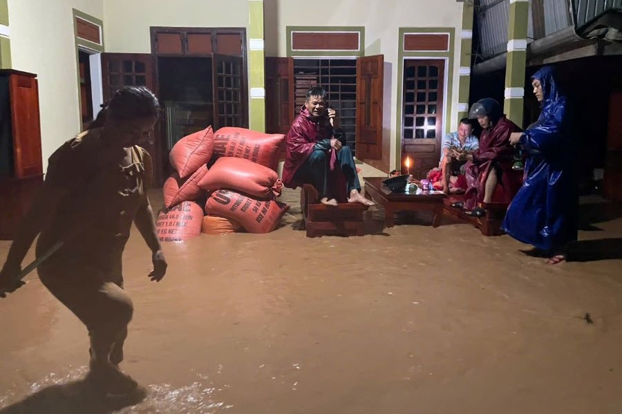 Nhà dân ở xã Cẩm Mỹ, huyện Cẩm Xuyên bị ngập nước sâu. Nhà dân ở xã Cẩm Mỹ, huyện Cẩm Xuyên bị ngập nước sâu.