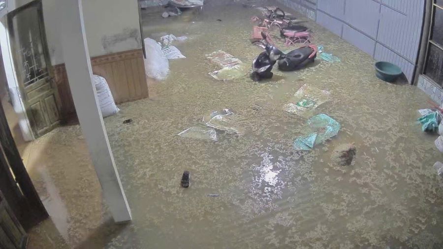 Mưa lũ giữa mùa hè khiến người dân ở xã Cẩm Duệ, huyện Cẩm Xuyên trở tay không kịp, nhiều tài sản bị ngập và hư hại. Mưa lũ giữa mùa hè khiến người dân ở xã Cẩm Duệ, huyện Cẩm Xuyên trở tay không kịp, nhiều tài sản bị ngập và hư hại.