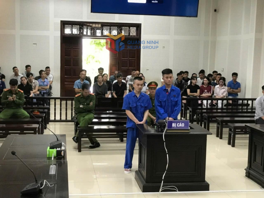 Bị cáo Nguyễn Văn Sình và Lê Mạnh Hùng tại phiên tòa