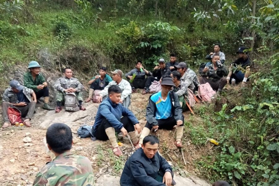 Hơn 100 người chia thành nhiều nhóm vào rừng tìm kiếm anh Cao Minh Hiệu. Hơn 100 người chia thành nhiều nhóm vào rừng tìm kiếm anh Cao Minh Hiệu.