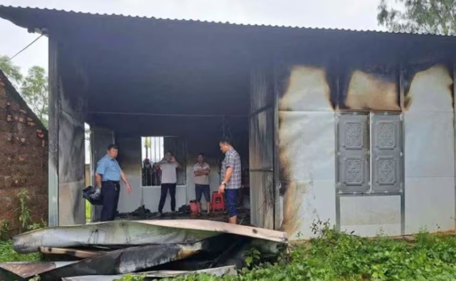 Hà Tĩnh: Sét đánh cháy nhà của người phụ nữ nghèo trong đêm