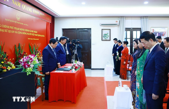 Thủ tướng Phạm Minh Chính và Phu nhân cùng cán bộ, nhân viên, Đại sứ quán, cộng đồng người Việt Nam tại Malaysia mặc niệm nguyên Chủ tịch nước Trần Đức Lương. (Ảnh: Dương Giang/TTXVN)