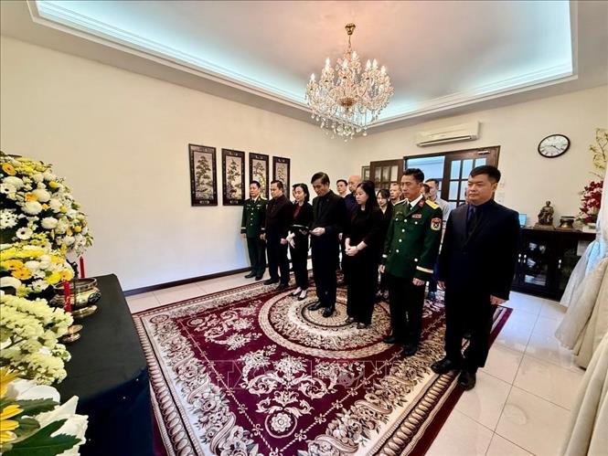 Đại sứ Đinh Ngọc Linh, phu nhân và cán bộ, nhân viên Đại sứ quán cùng các cơ quan đại diện Việt Nam tại Malaysia viếng nguyên Chủ tịch nước Trần Đức Lương. Ảnh: Hằng Linh/PV TTXVN tại Malaysia