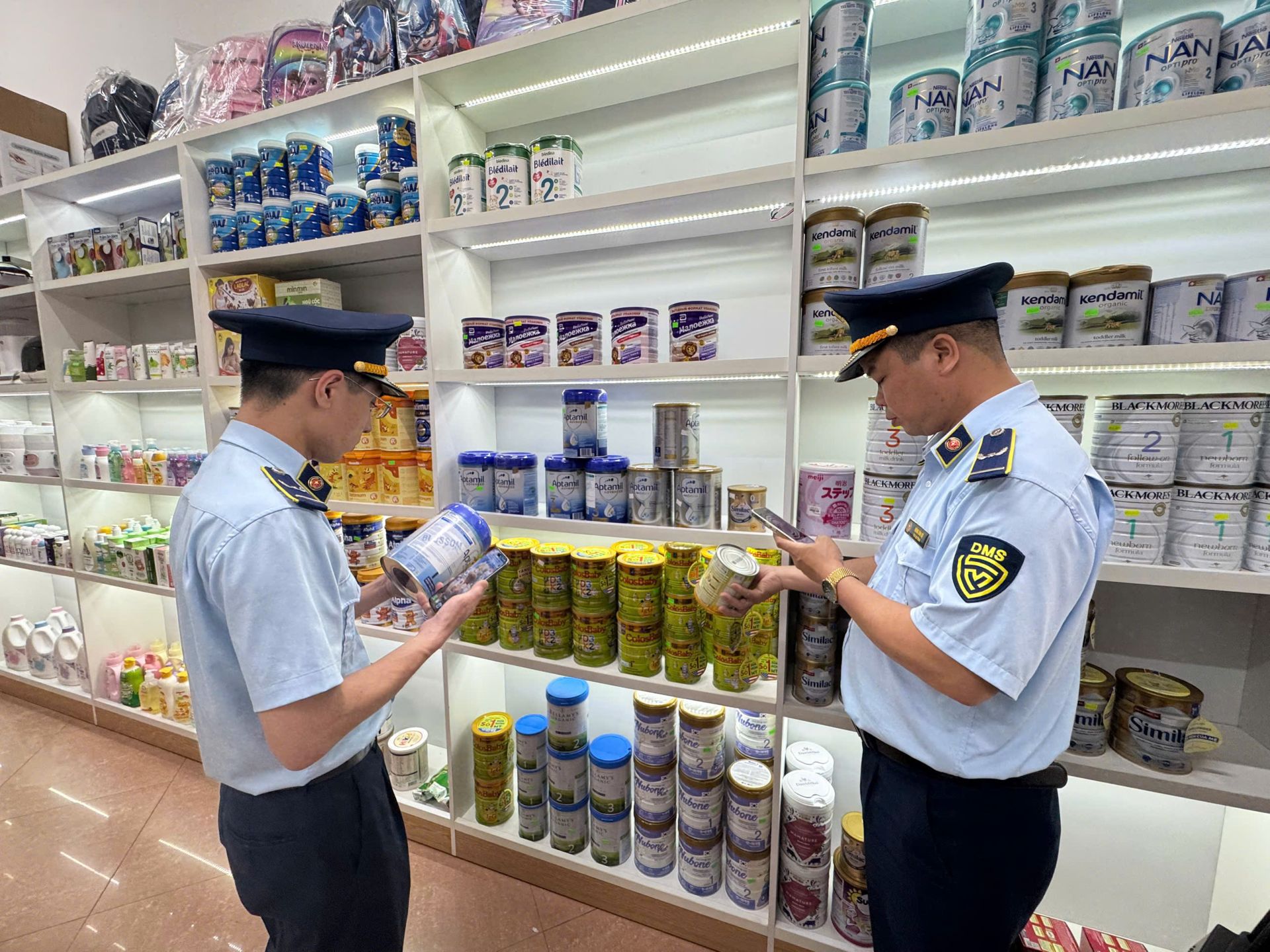 Đội Quản lý thị trường số 1, Chi cục Quản lý thị trường Lạng Sơn kiểm tra việc kinh doanh các sản phẩm sữa bột trên địa bàn thành phố Lạng Sơn, tỉnh Lạng Sơn