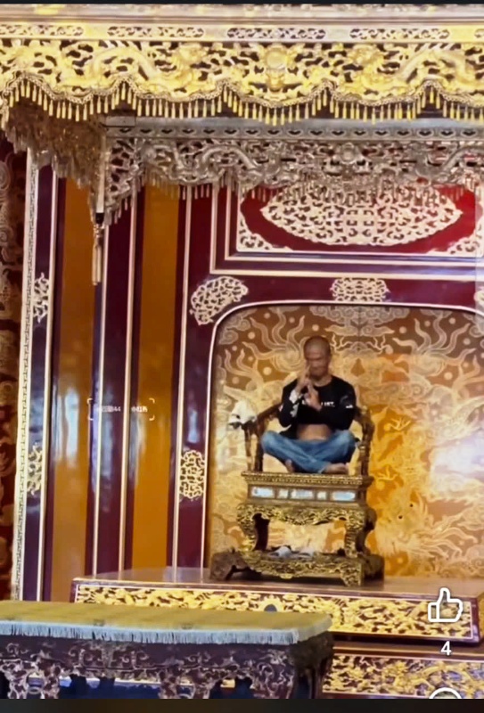 Người đàn ông lên ngồi trên Ngai Vua (ảnh từ camera) Người đàn ông lên ngồi trên Ngai Vua (ảnh từ camera)