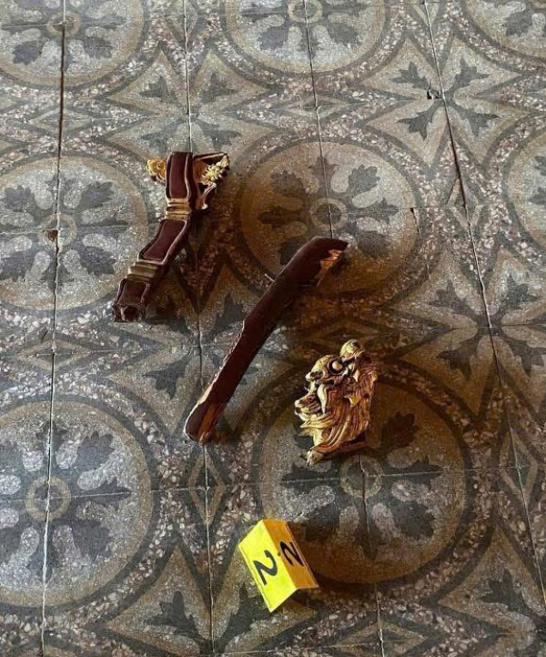 Phần tay vịn Ngai Vua bị hư hỏng Phần tay vịn Ngai Vua bị hư hỏng